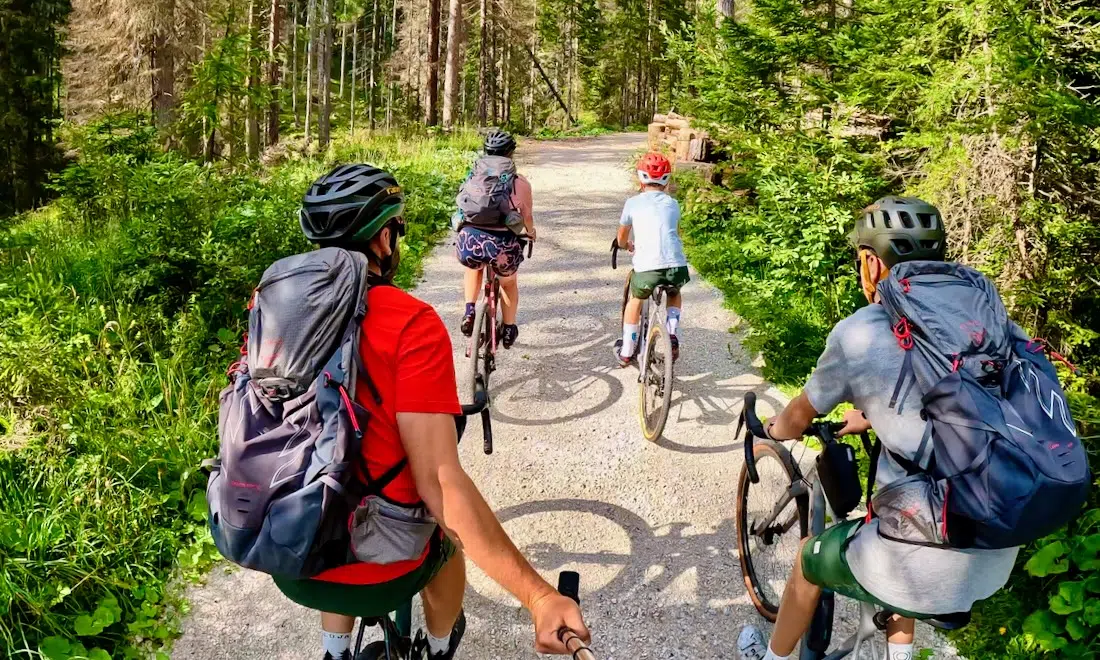 Fravely fahren Fahrrad zum Pragser Wildsee