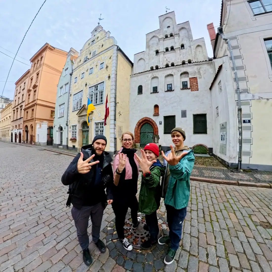 Fravely vor den Drei Brüdern in Riga