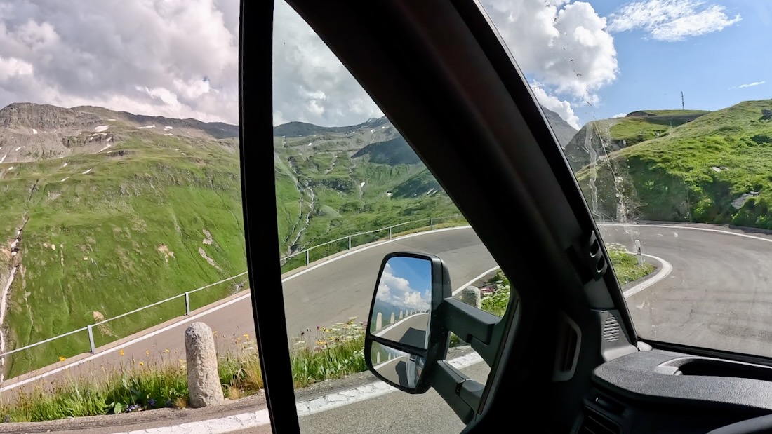 Serpentine auf der James Bond Straße am Furkapass