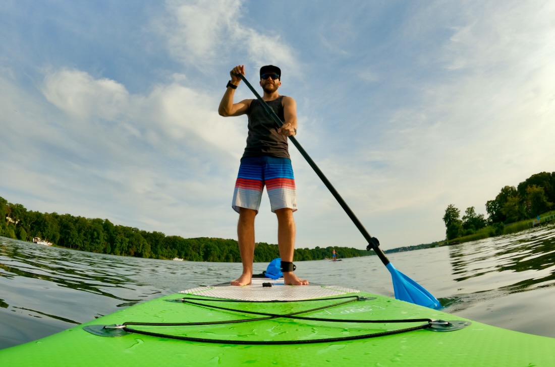 Thomas auf dem Flyfish WowSea SUP