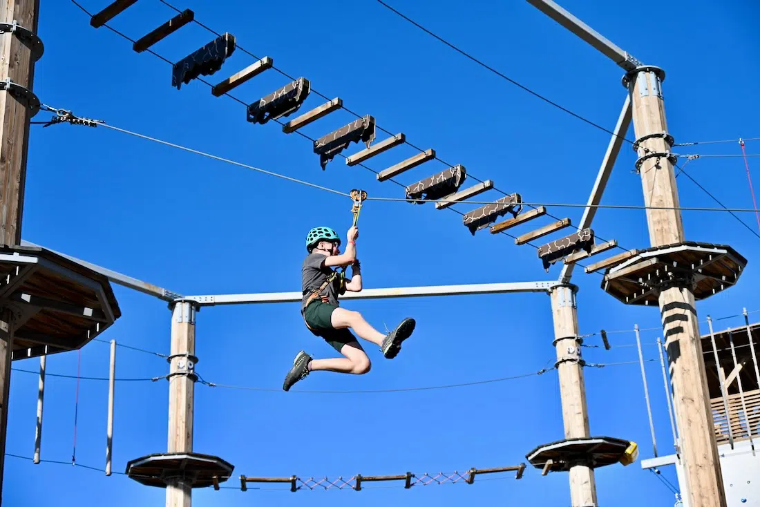 Ben auf dem Kletterpark im dusitD2 Naseem Resort im Oman