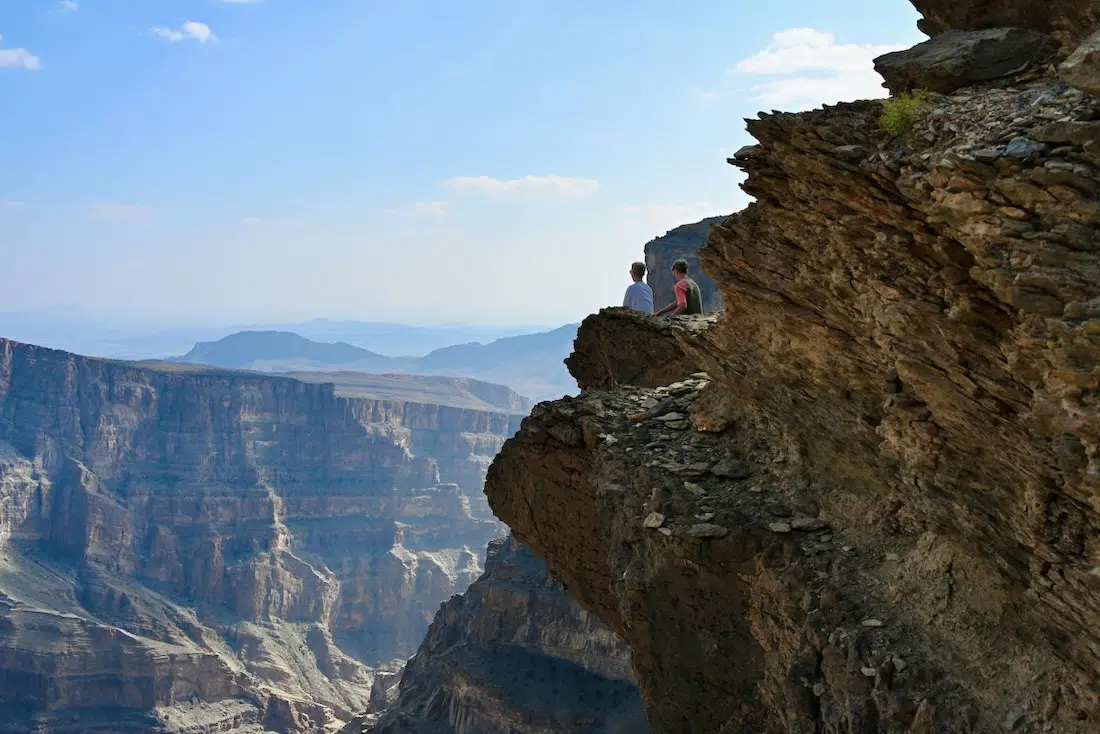 Ben und Flo sitzen am Balcony Walk an der Klippe