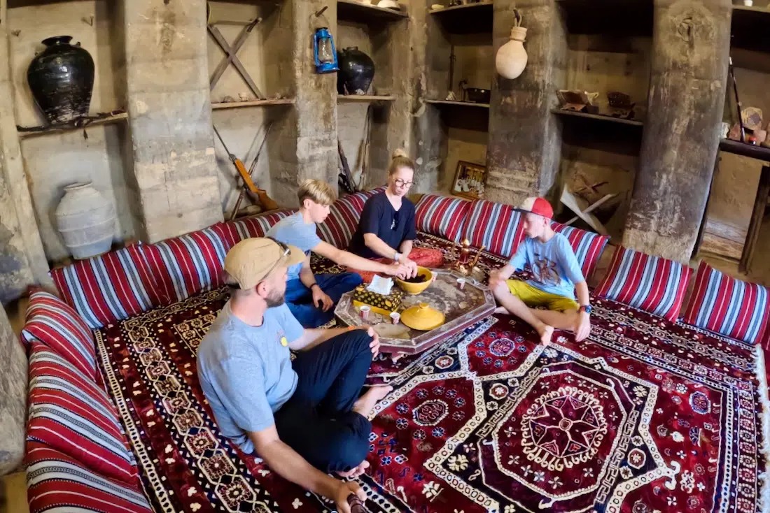 Datteln und Kaffe im Bait Al Safah Museum