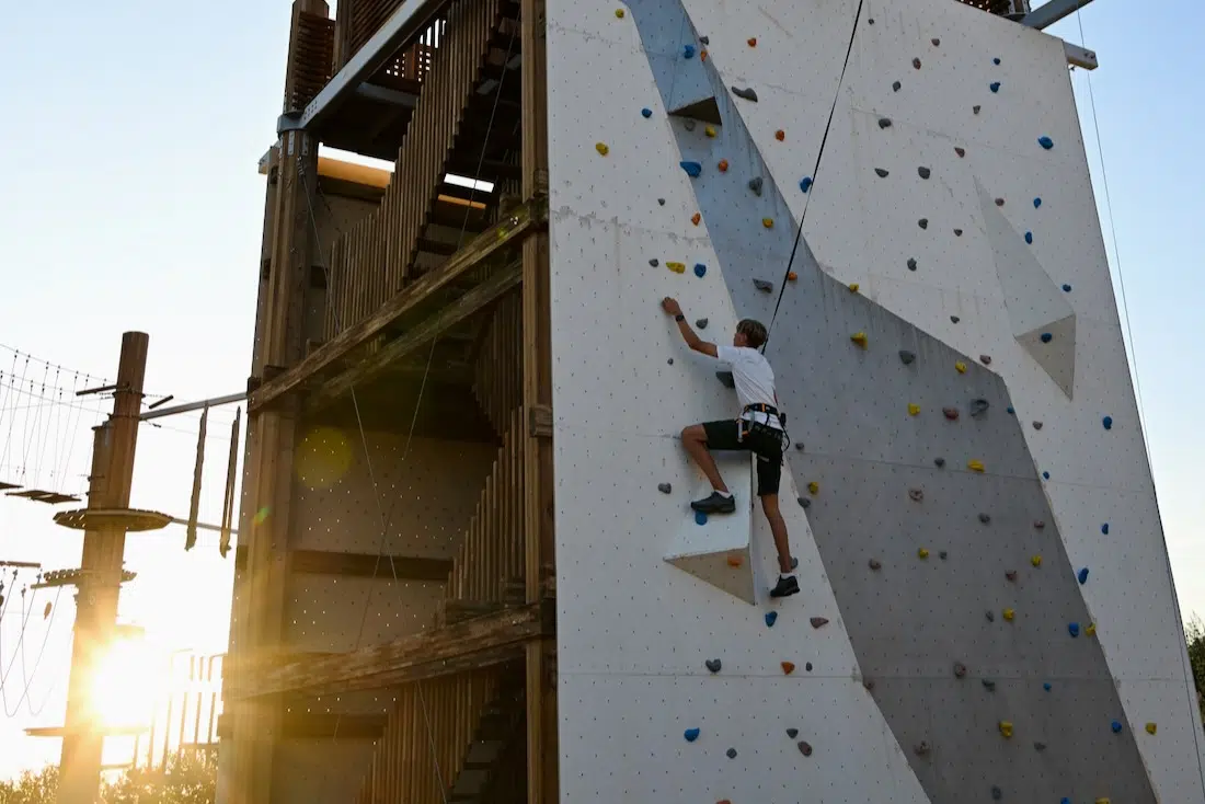 Flo auf dem Kletterturm im dusitD2 Naseem Resort im Oman