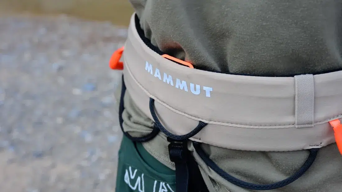 Flo trägt den Klettergurt von Mammut