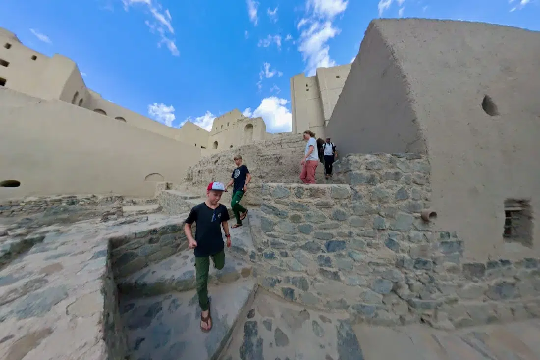 Fravely entdecken die Burg Bahla im Oman