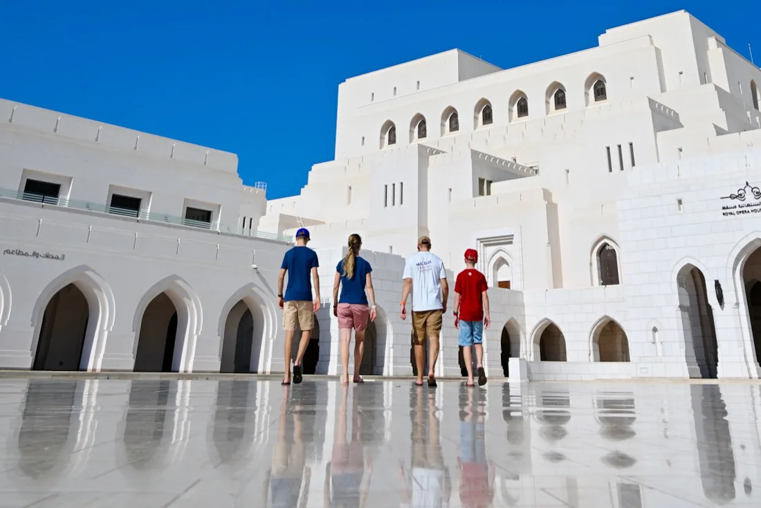 Fravely im Oman an der Oper von Muscat