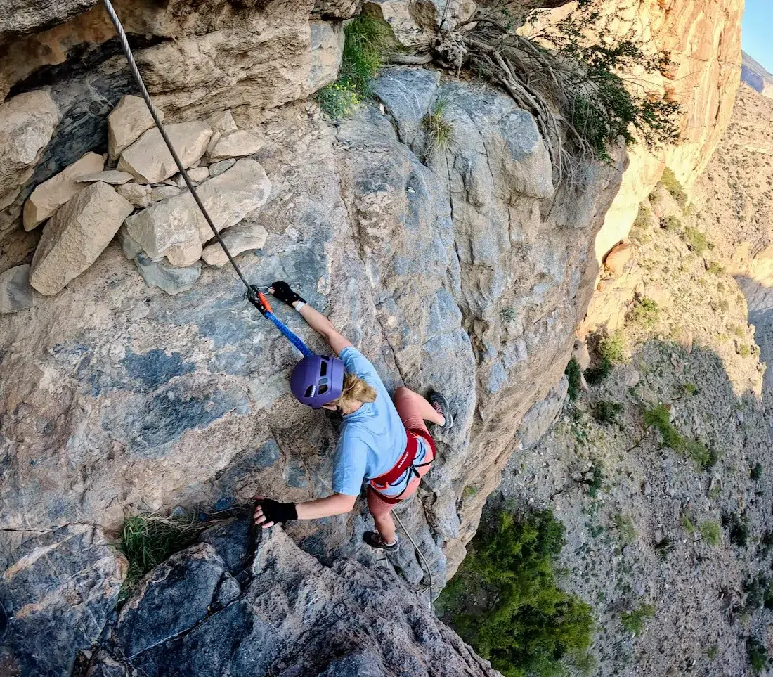 Melanie auf dem Jebel Shams Klettersteig am Balcony Walk im Oman mit Mammut Skywalker Pro