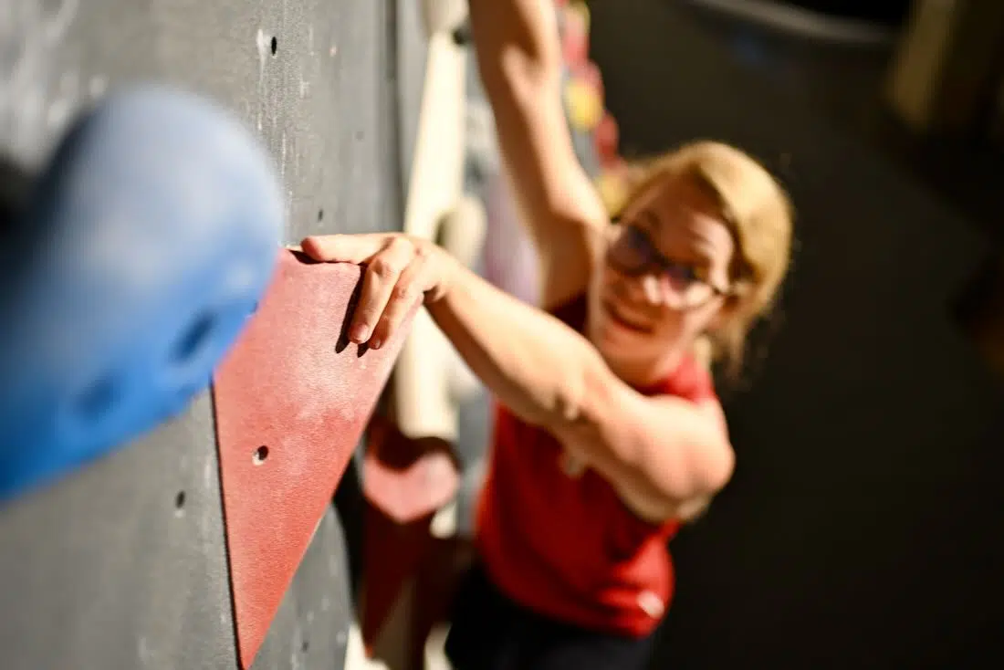 Melanie klettert in der Boulderhalle