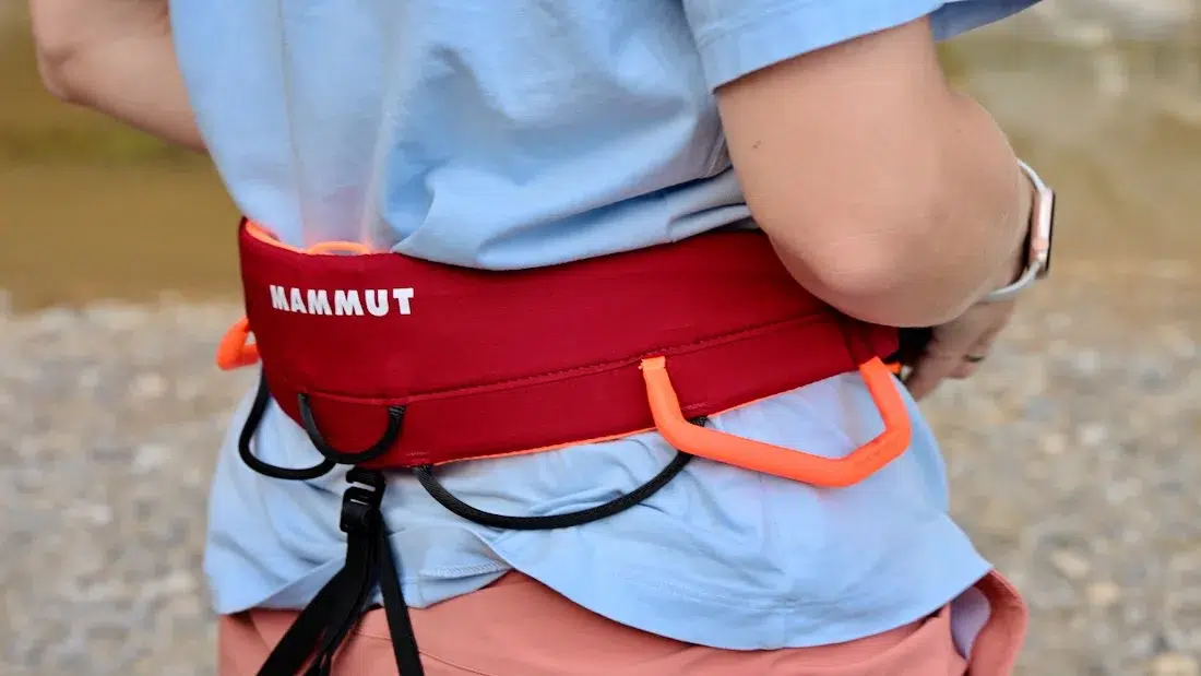 Melanie trägt den Klettergurt von Mammut