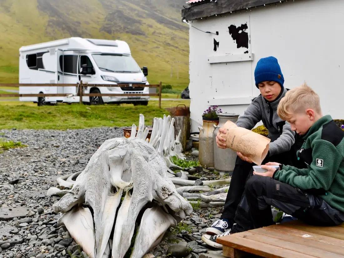 Ben und Flo beim Frühstücken am Galcier Adventure Basecamp.jpeg