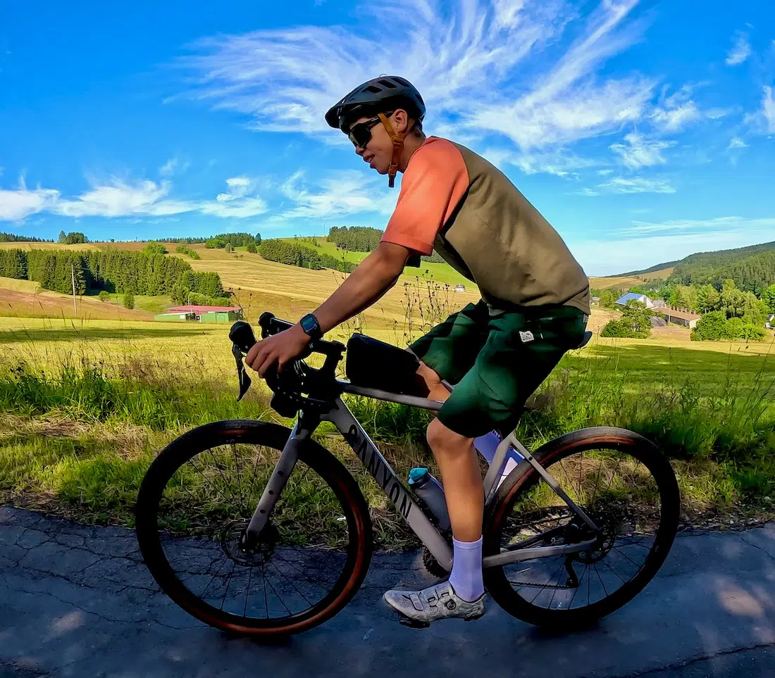 Flo hat eine Fidlock Flasche am Fahrrad