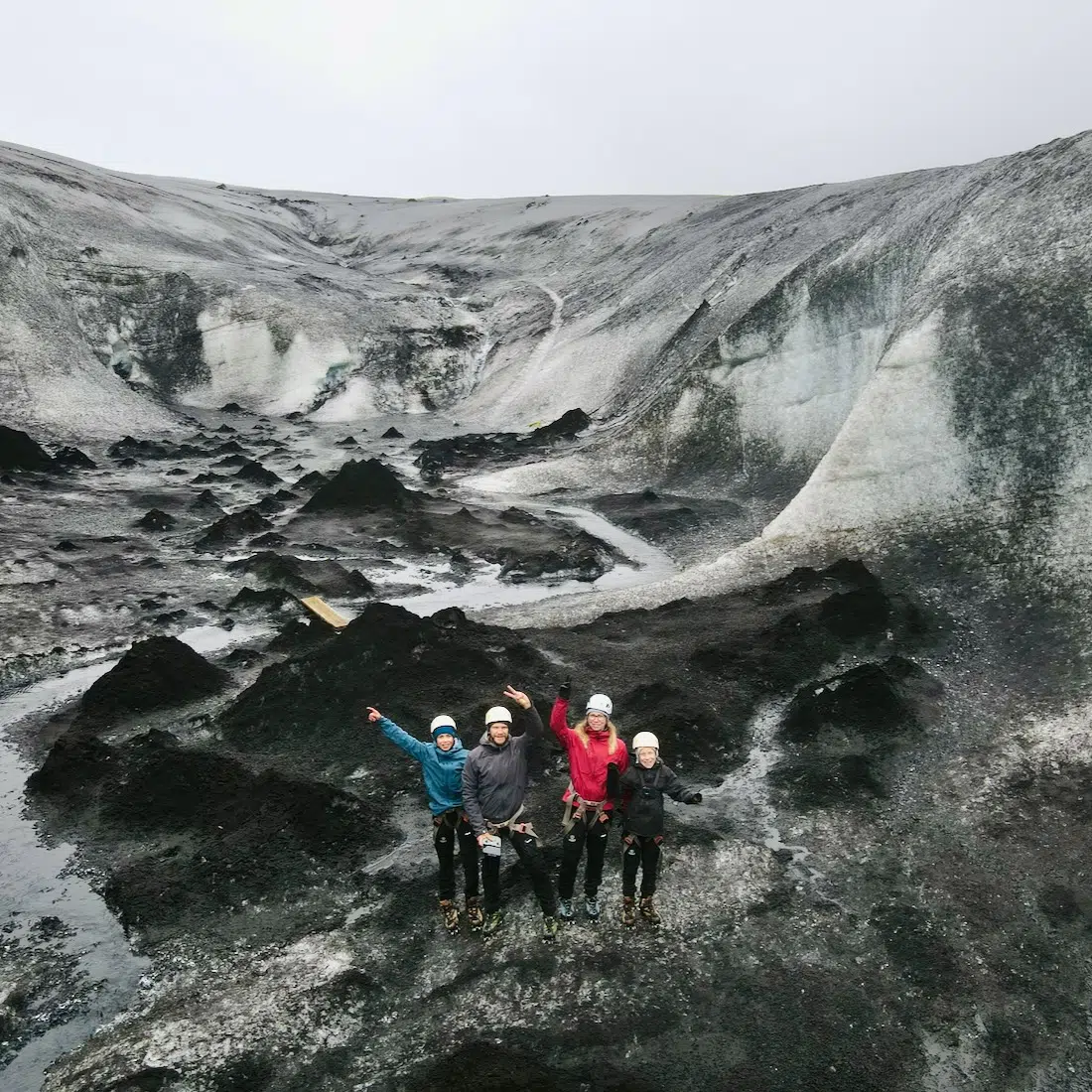 Fravely stehen in der Gletscherbowl in Island