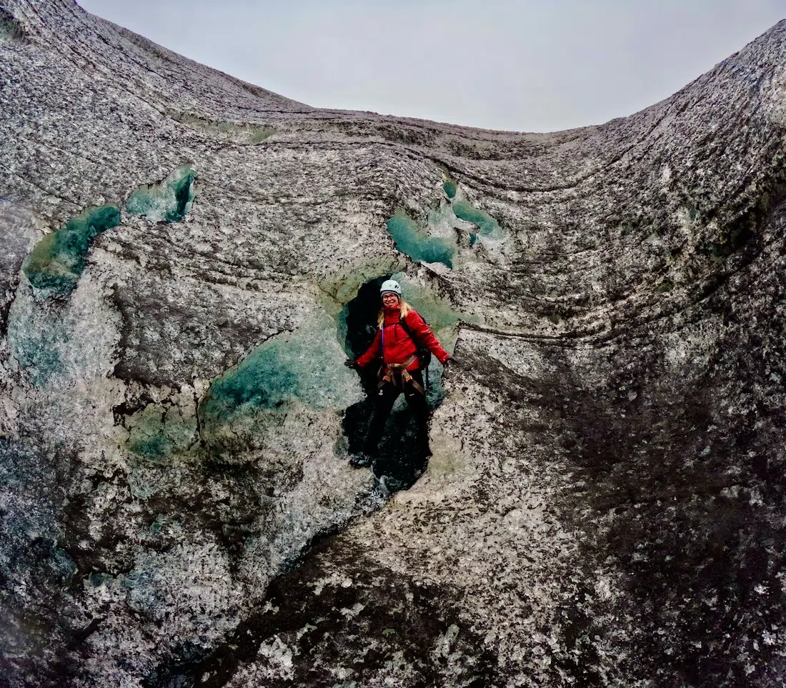 Melanie im Gletschereis