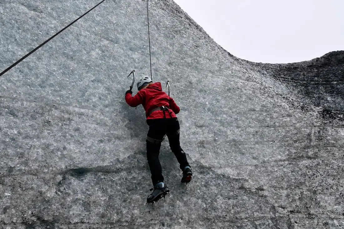 Melanie klettert im Eis des Gletschers