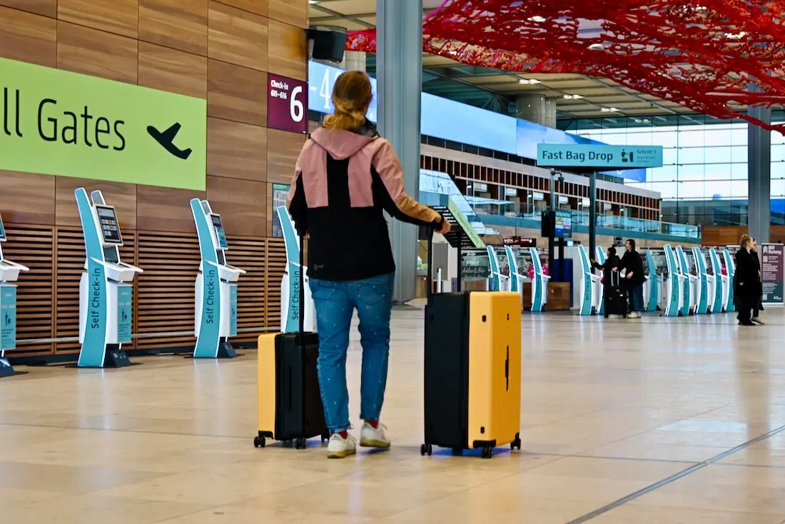 Am Flughafen mit dem Level8 Voyageur 20'' & 28'' Koffer-Set