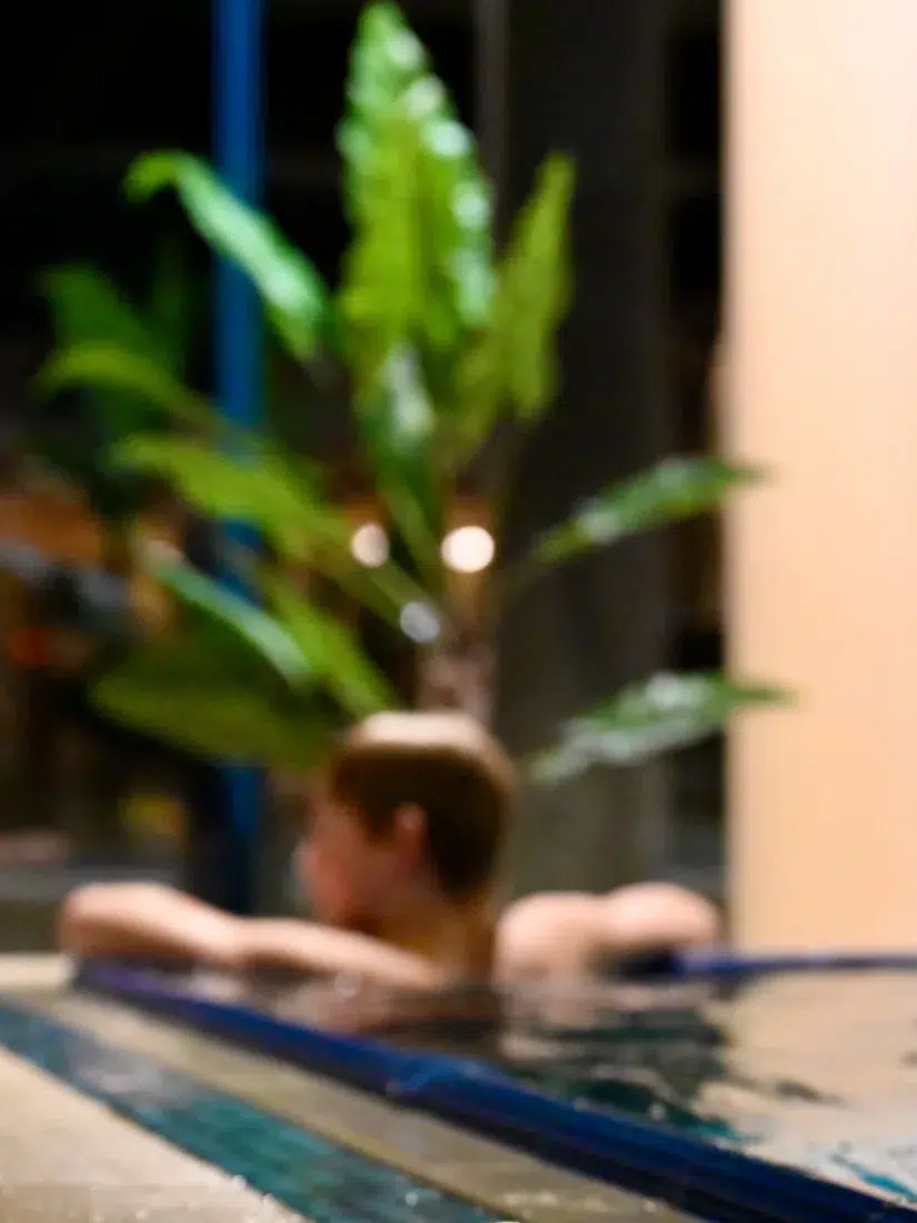 Ben im Schwimmbad vom Elldus Resort