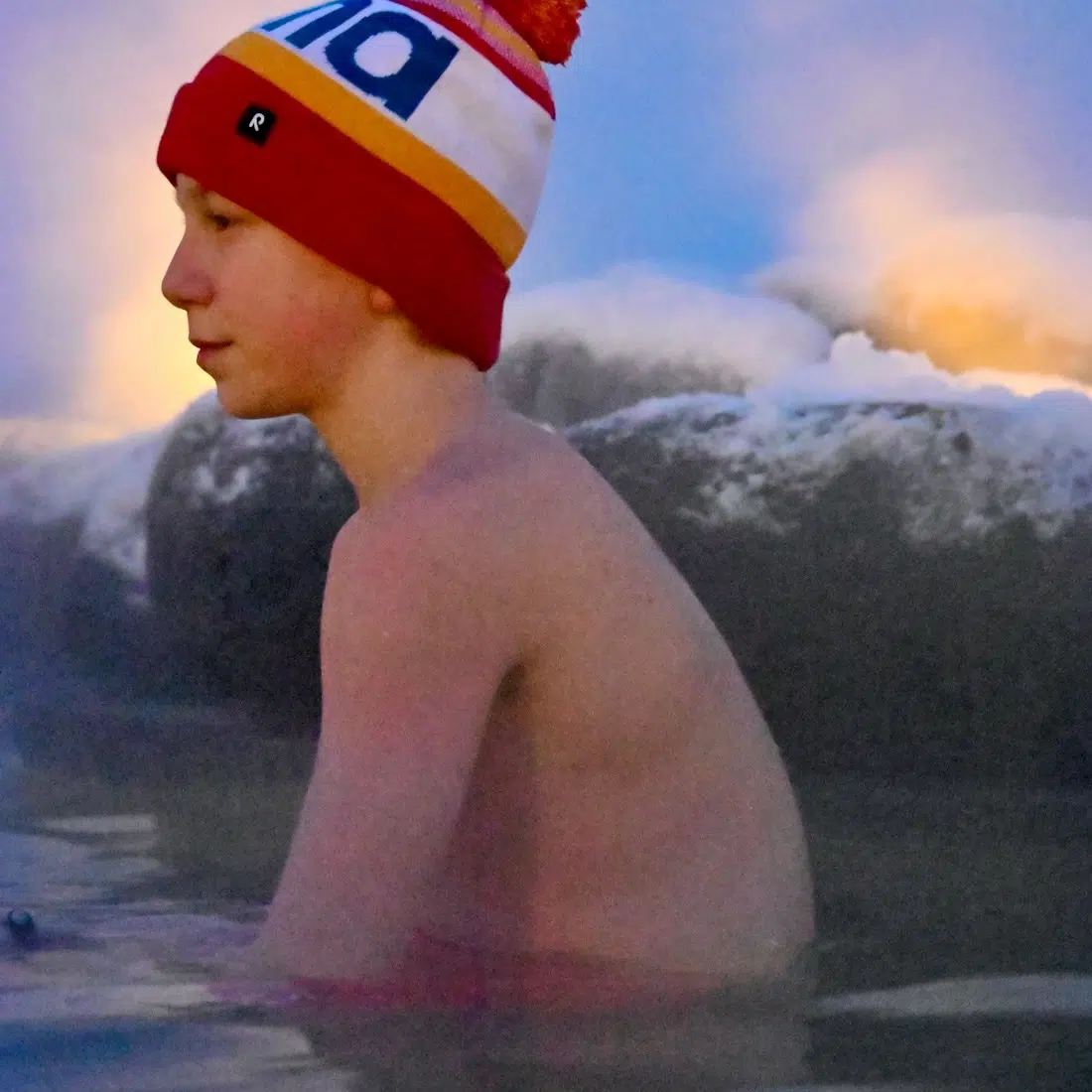 Ben in der Fontana Therme in Island