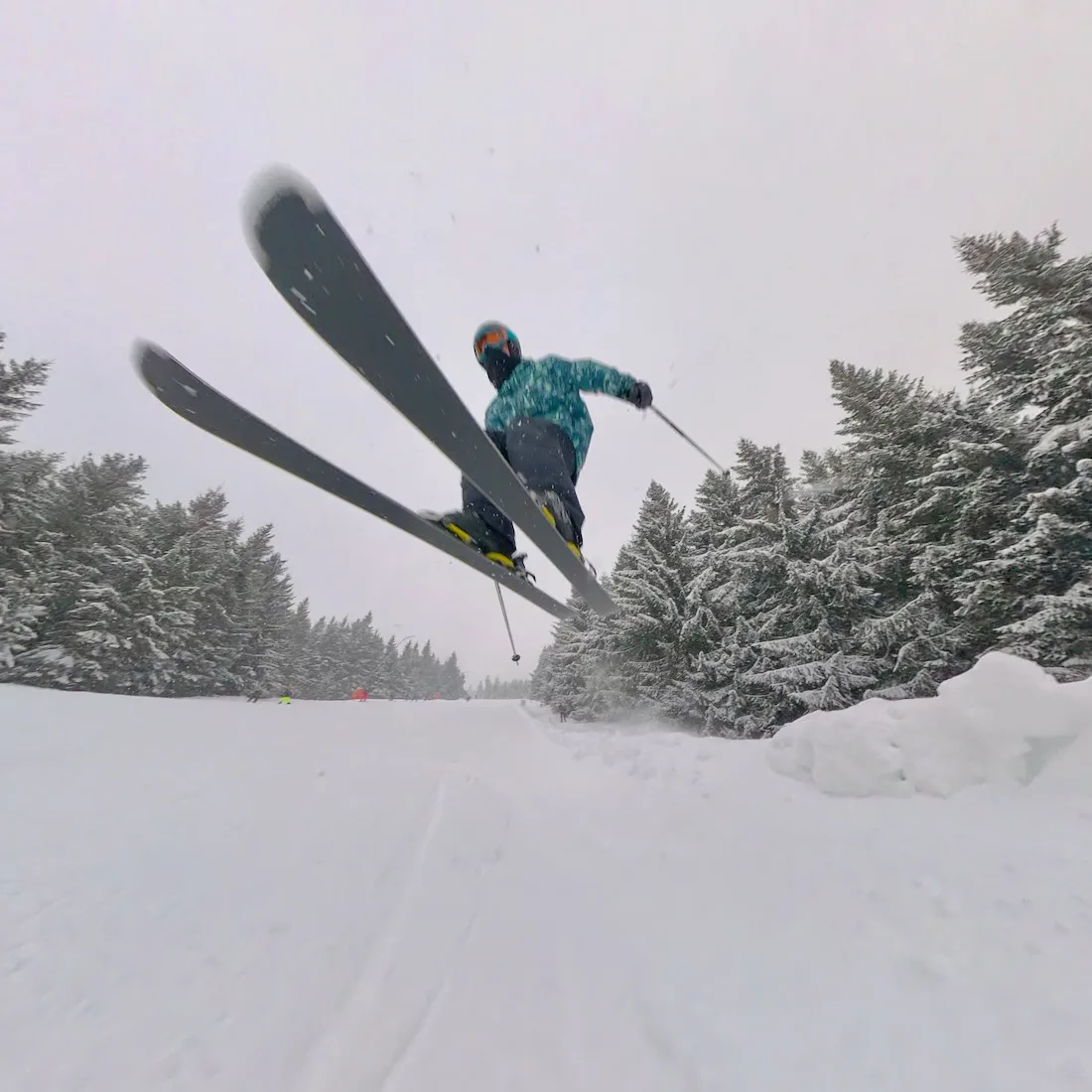 Ben springt mit Ski am Fichtelberg