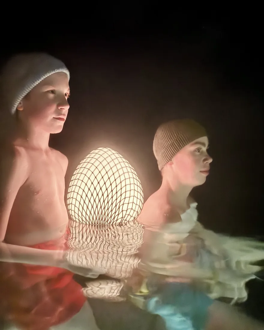 Ben und Flo in der Sky Lagoon in Island