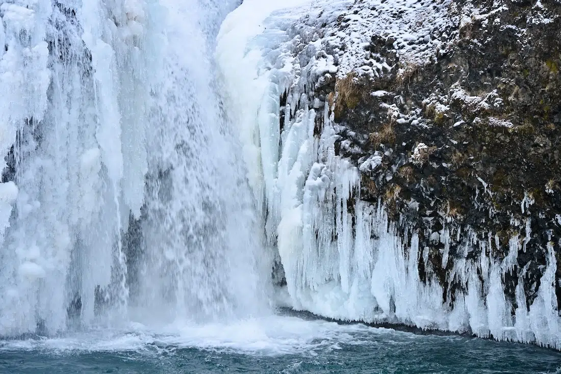 Das Eis am Stjórnarfoss in Island