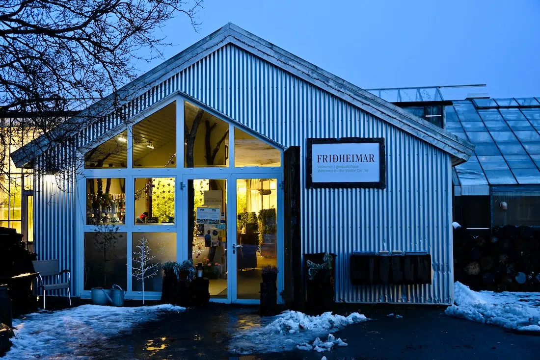 Der Eingang von den Gewächshäusern in Fridheimar