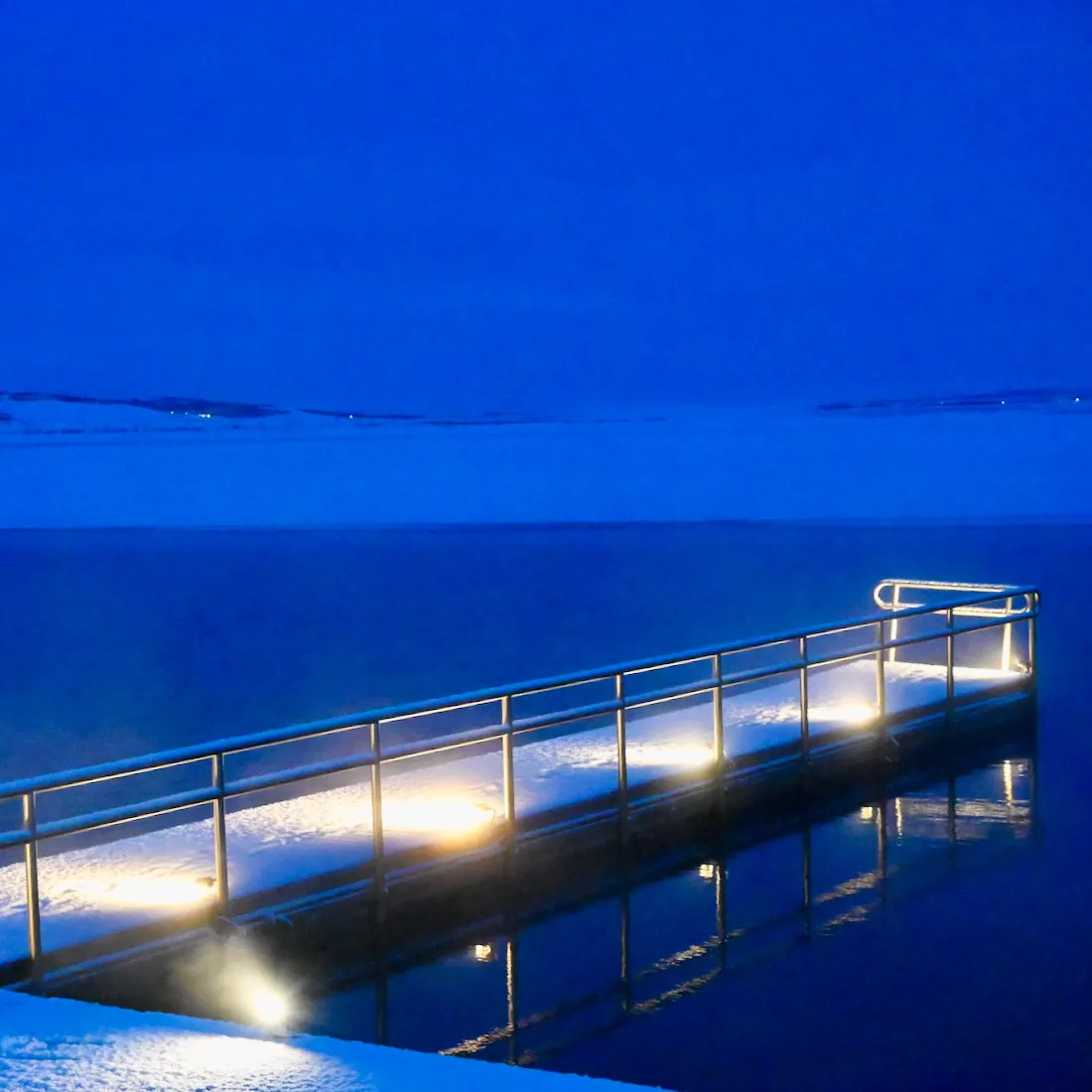 Der Steg in den See der Fontana Therme in Island