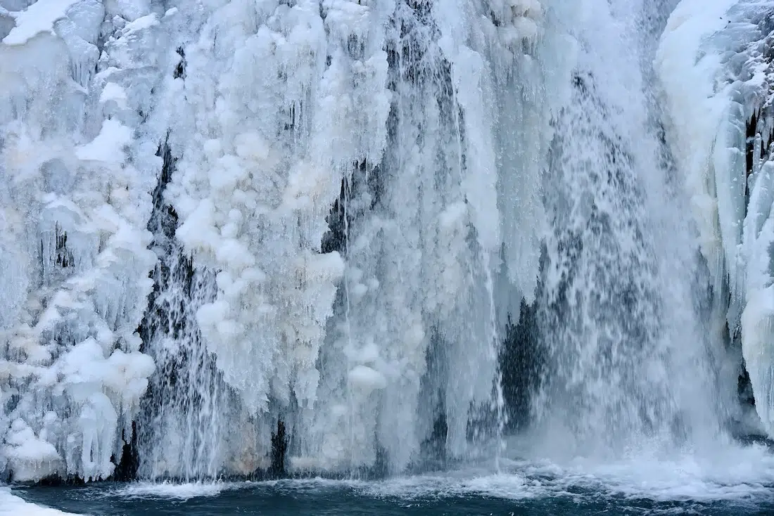 Der dicke Eispanzer am Stjórnarfoss