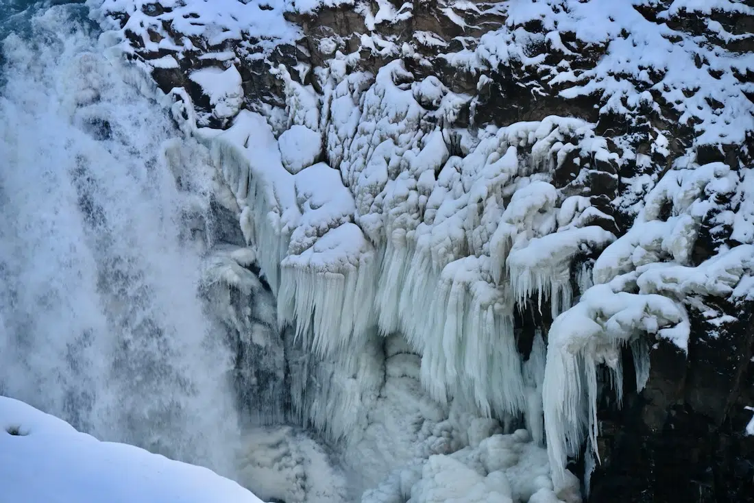 Eis am Gullfoss Wasserfall in Island