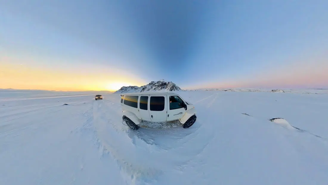 Fahrt mit dem Super Truck zur Katla Eishöhle