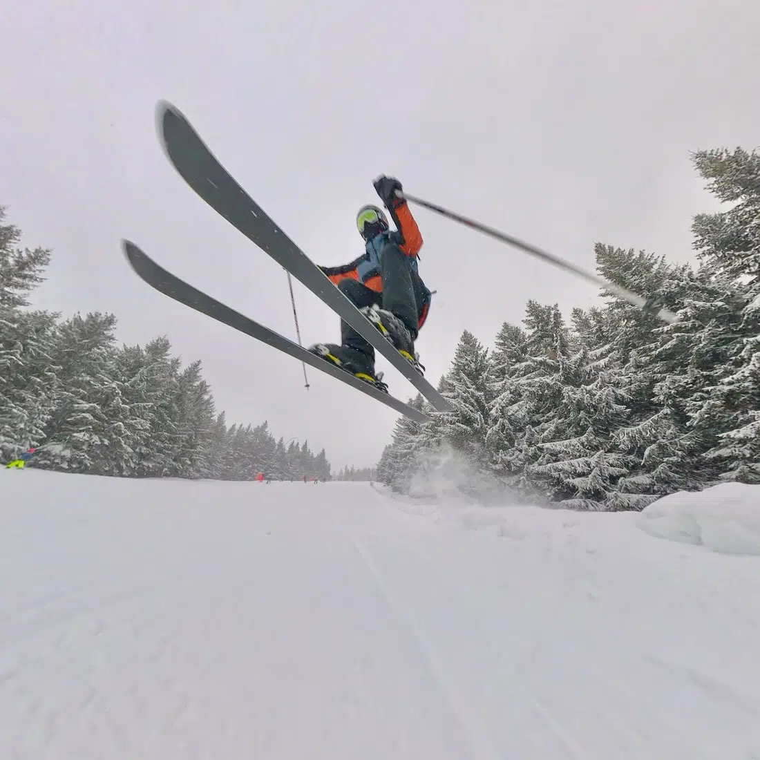 Flo springt mit Ski am Fichtelberg