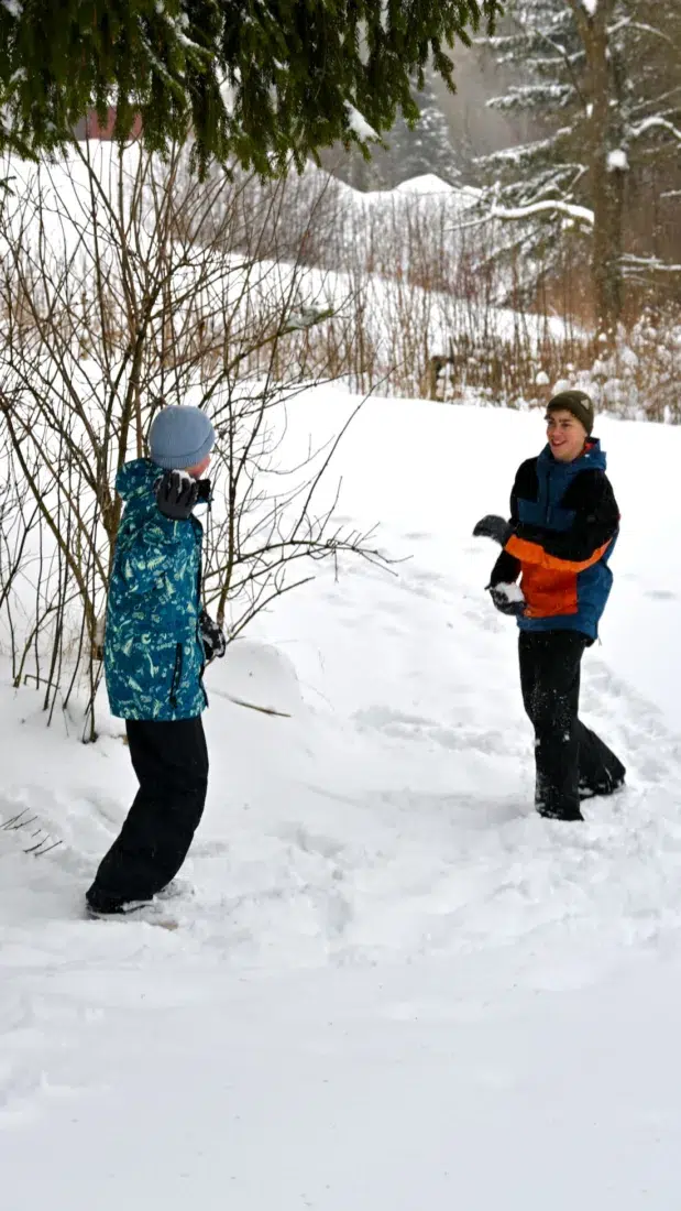Flo und BEn haben Spaß im Schnee in Oberwiesenthal