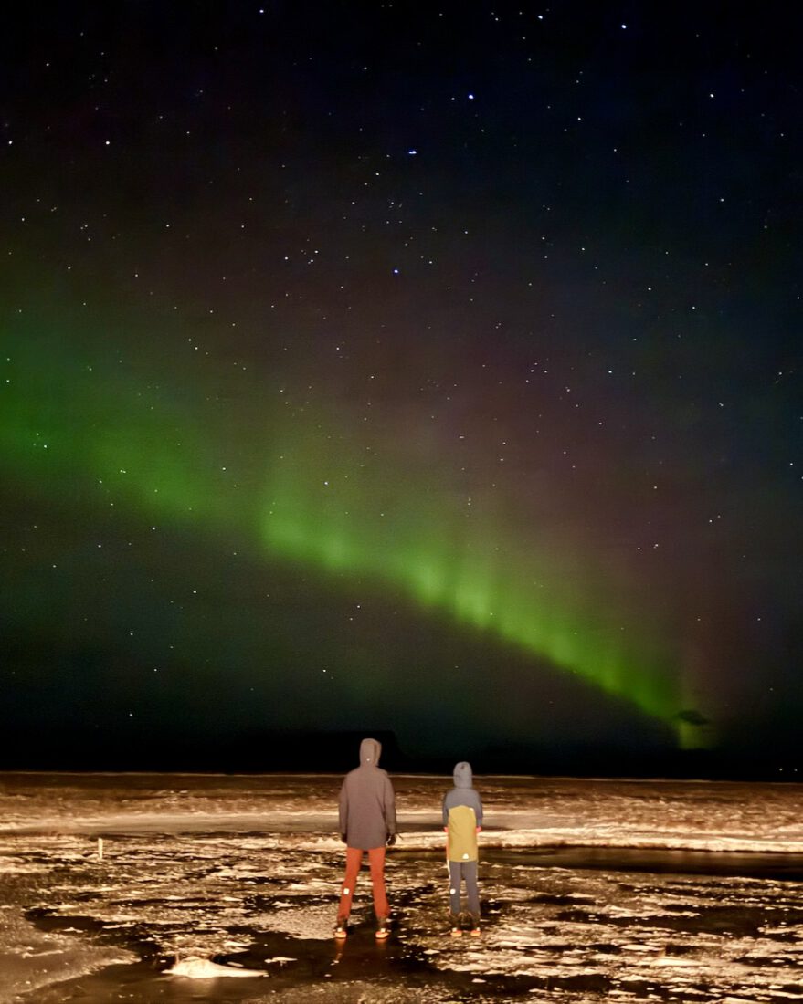 Flo und Ben mit Nordlichtern an den Stracta Appartments