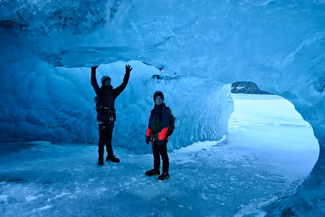 Flo und Ben stehen in Gletschereis