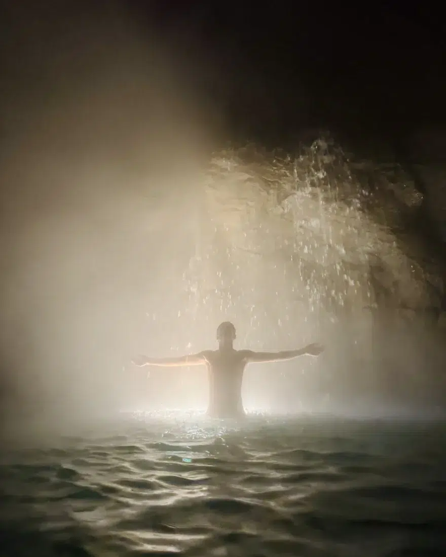 Flo unter dem Wasserfall in der Sky Lagoon in Reykjavik