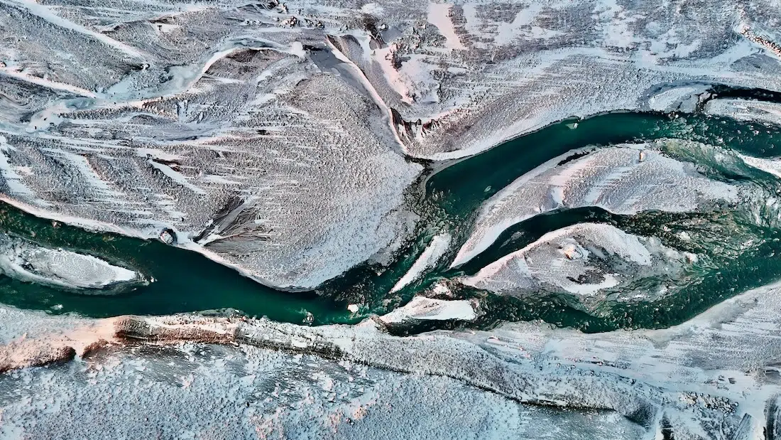 Flusslauf in Island im Winter