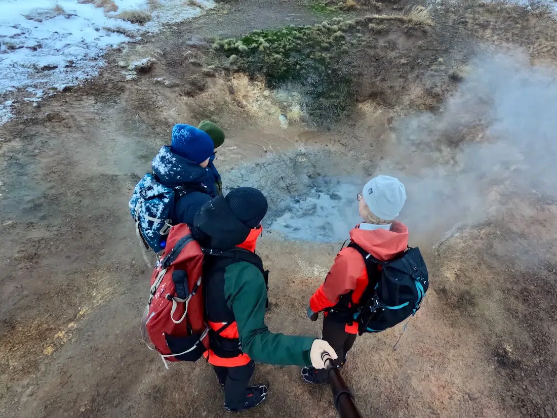 Fravely bei einer heißen Quelle vom warmen Fluss Reykjadalur in Island