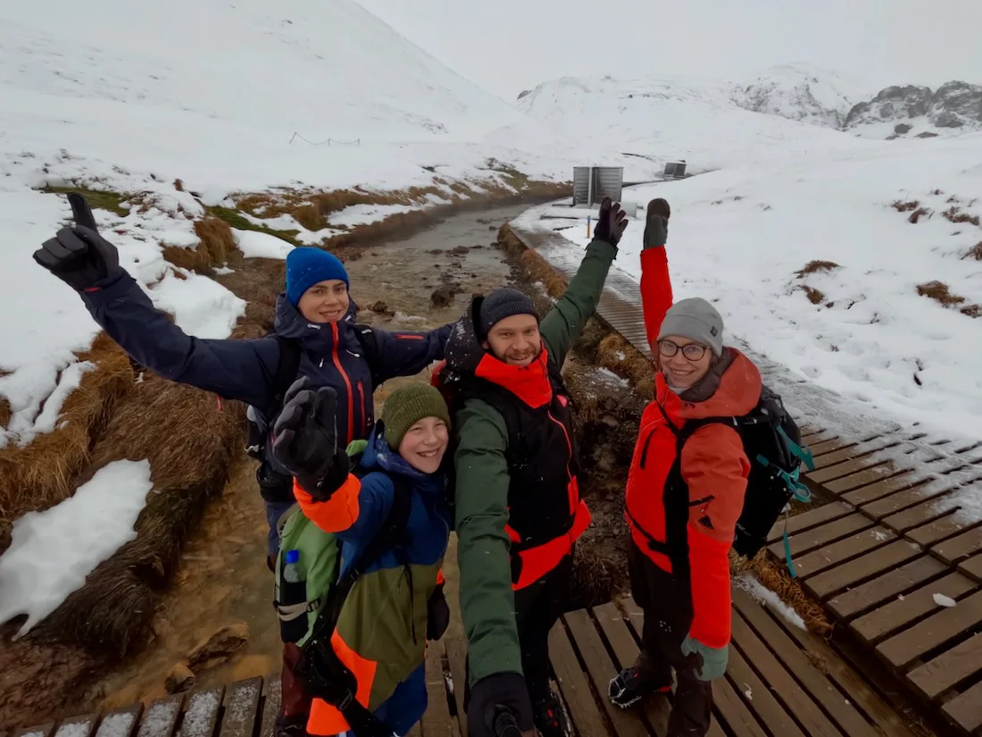 Fravely auf einer Brücke vom warmen Fluss Reykjadalur