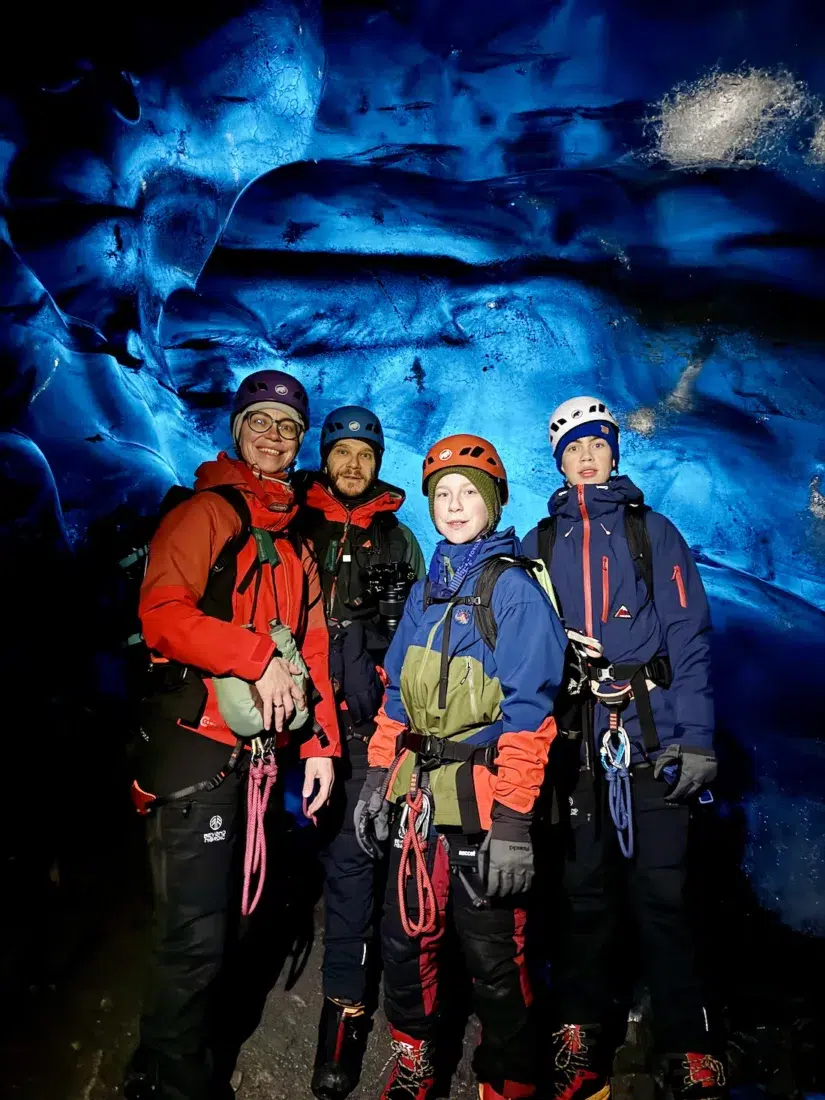 Fravely in der Blue Ice Cave in Island