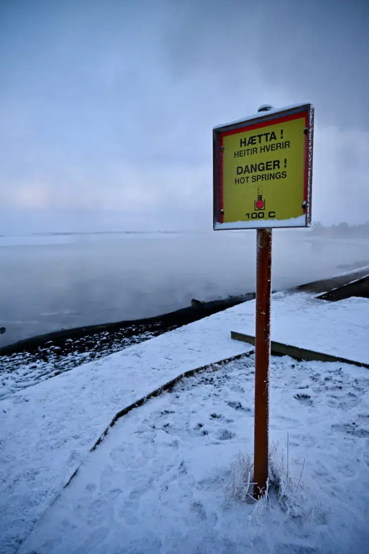 Gefahrenschild am Brot Strand in Island an der Fontana Therme