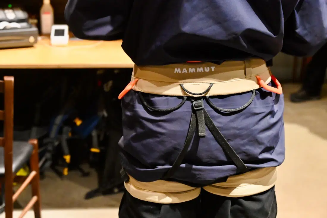 Mammut Klettergurt anlegen im BAsecamp von Glacier Adventure