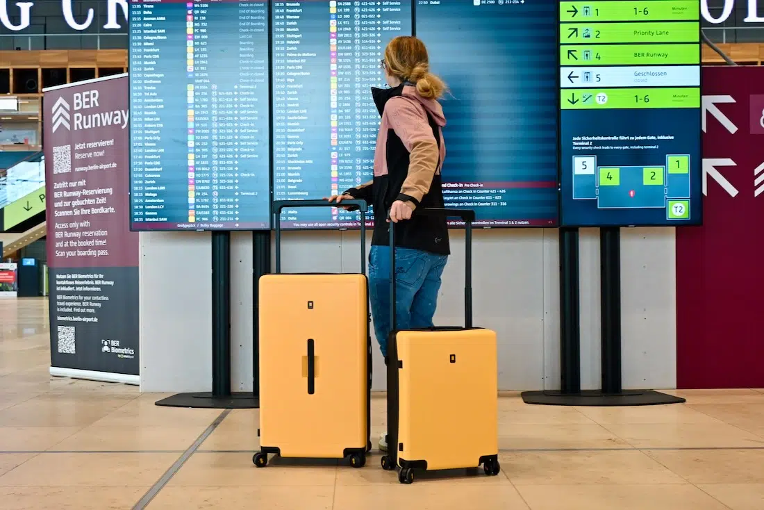 Melanie am Flughafen mit dem Level8 Voyageur 20'' & 28'' Koffer-Set