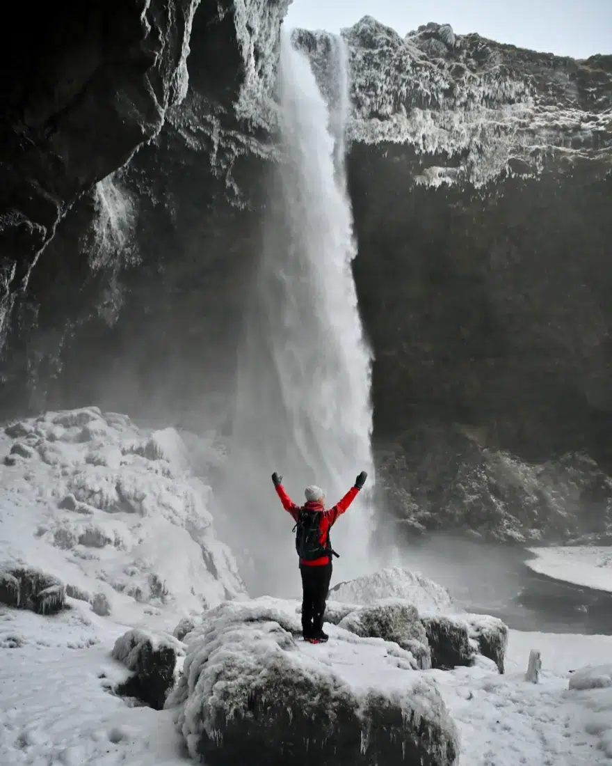 Melanie am Kvernufoss in Island