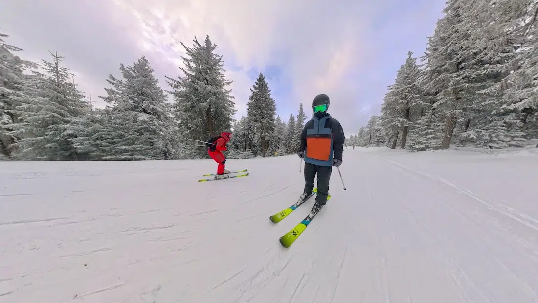 Melanie fährt vorwärts und Flo fährt rückwärts am Klinovec