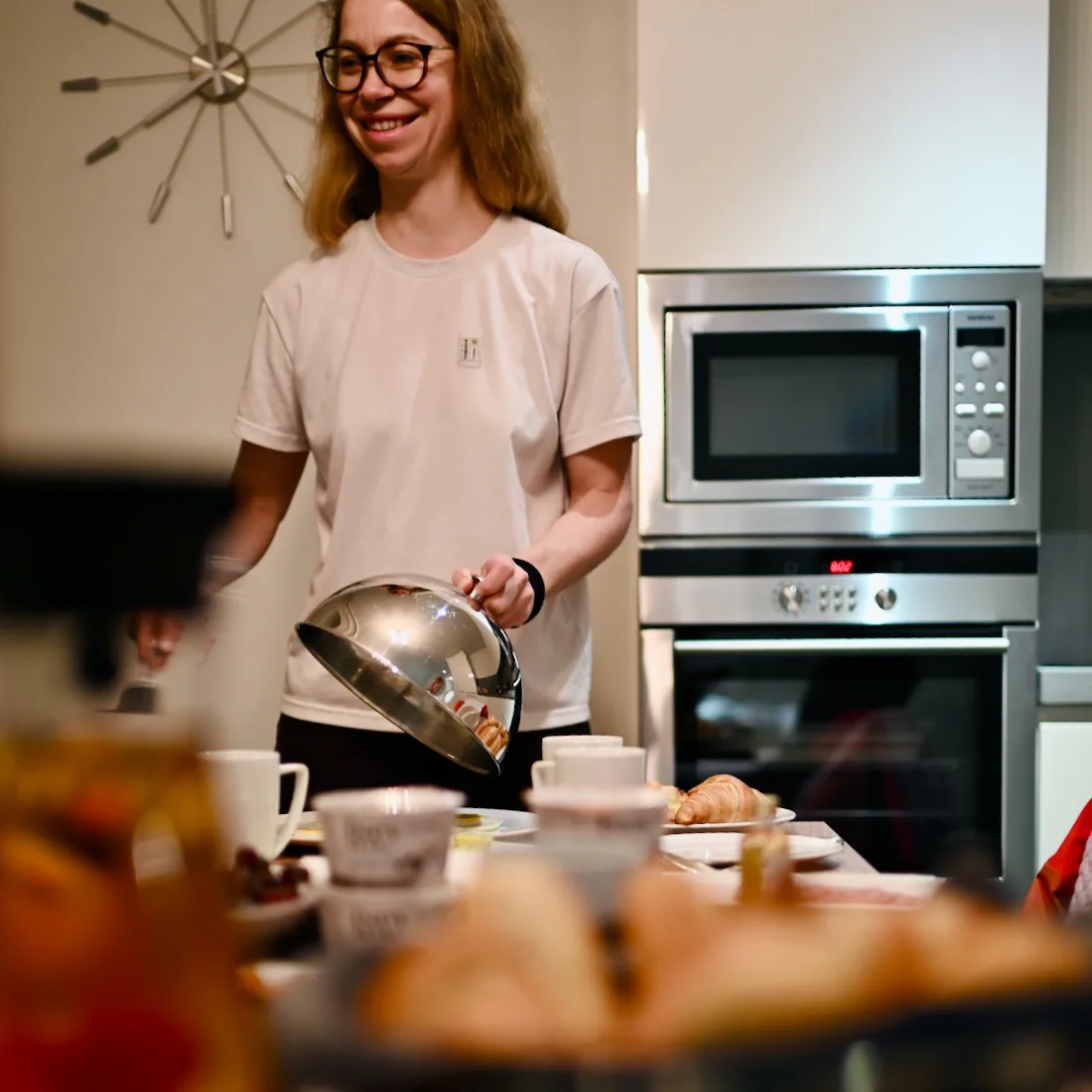 Melanie macht Frühstück im Black Pearl Reykjavik