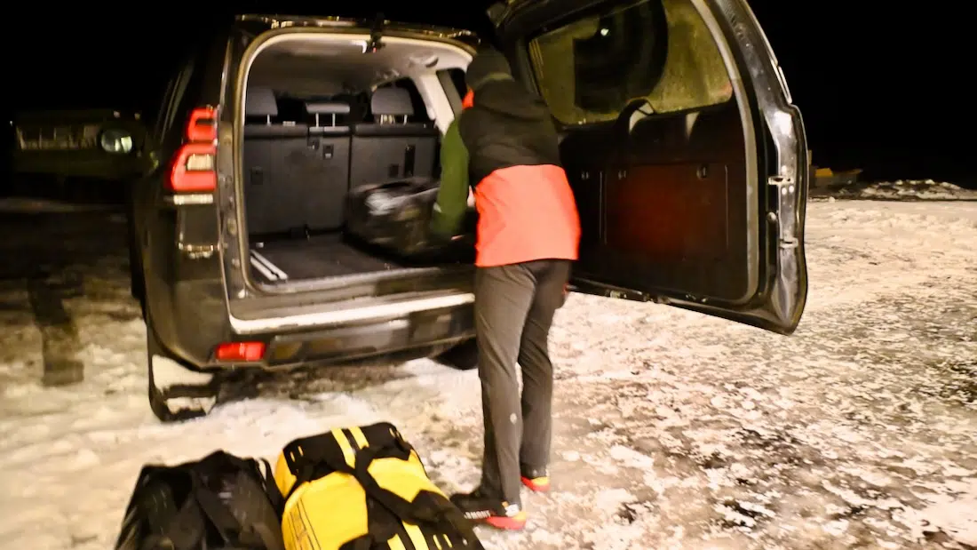 Ortlieb Taschen packen in das Auto in Island