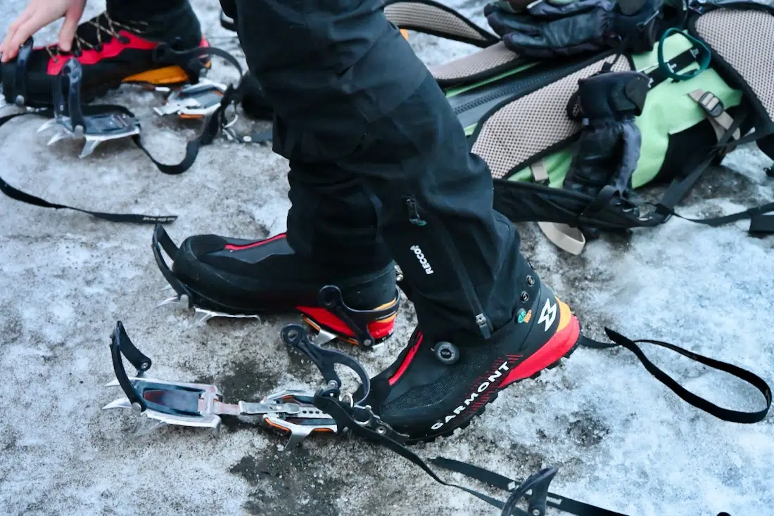 Steigeisen anlegen auf dem Breidamerkurjökull Gletscher
