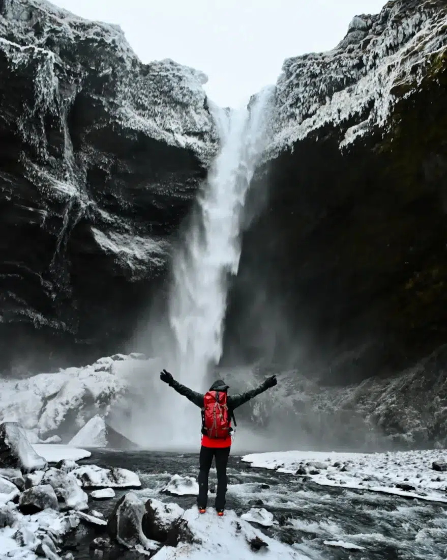 Thomas am Kvernufoss in Island