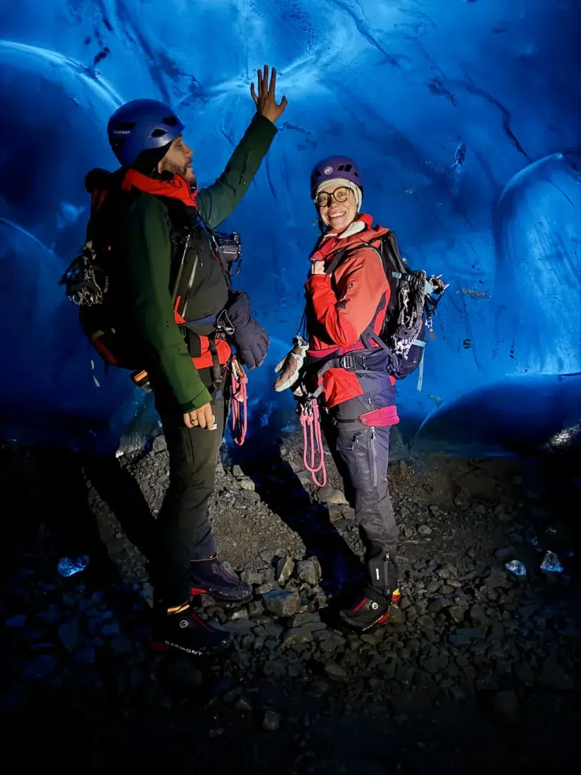 Thomas und Melanie in der Blue Ice Cave in Island