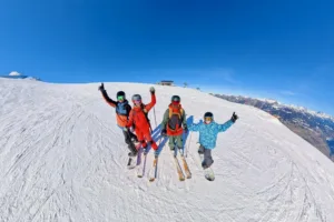 Alpiner Wintersport auf Snowboard und Ski am Erlebnisberg Golm für Familien mit Teenagern